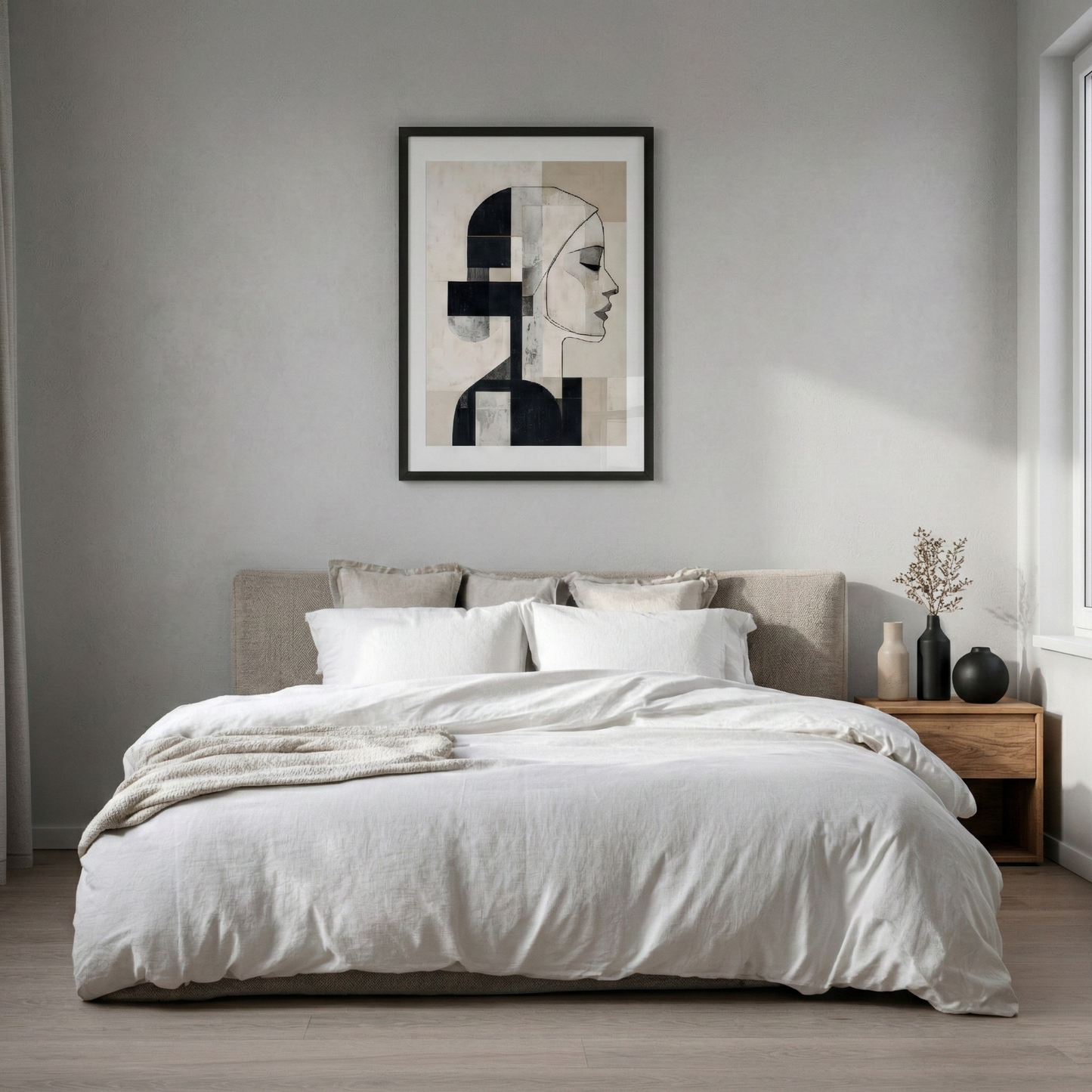 Modernes Schlafzimmer-Design mit dem abstrakten Wandbild „Love Me Later“ in einem schwarzen Rahmen über einem hellen Bett – minimalistische Interior-Inspiration.